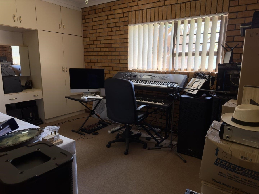6 Bedroom Property for Sale in Wavecrest Eastern Cape